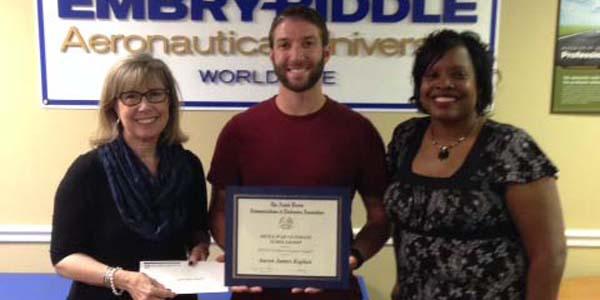 Master Sgt. Aaron Kaplan, USAF (c), is awarded the AFCEA War Veteran scholarship. 