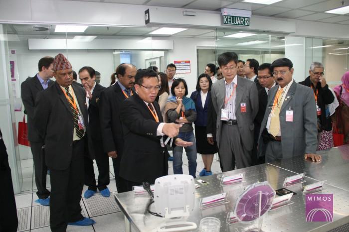 Experts attending APCTT’s consultativeworkshop on Open Innovation in Kuala Lumpur, Malaysia, learn about the latest information and communications technology (ICT) products developed by MIMOS National Research and Development Centre in ICT, Malaysia.