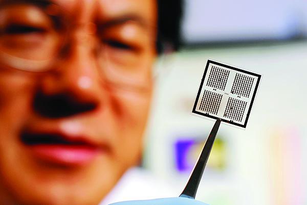 A Georgia Tech research team has developed a microchip that records and stores pressure and motion as memory. This piezoelectrically modulated resistive memory (PRM) system opens the way for new types of touch-screen interfaces, robotics control systems and prosthetics systems such as artificial skin. 
